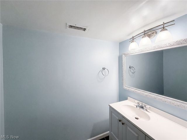 9660 Kingston Trail, Olmsted Falls, OH 44138