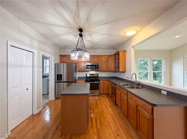 9660 Kingston Trail, Olmsted Falls, OH 44138