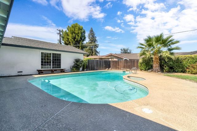 2482 Country Club, Selma, CA 93662