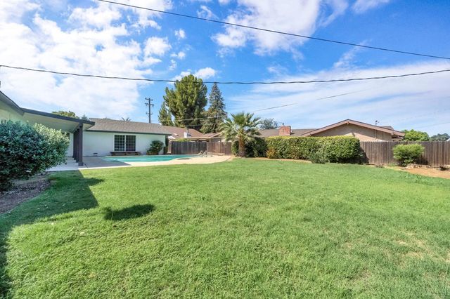 2482 Country Club, Selma, CA 93662