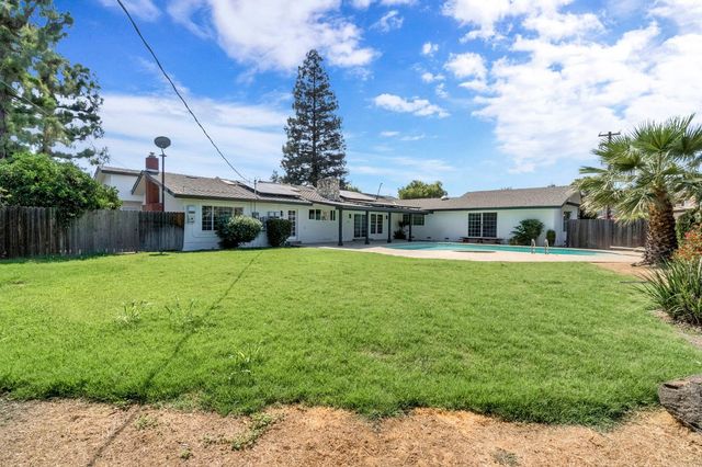 2482 Country Club, Selma, CA 93662