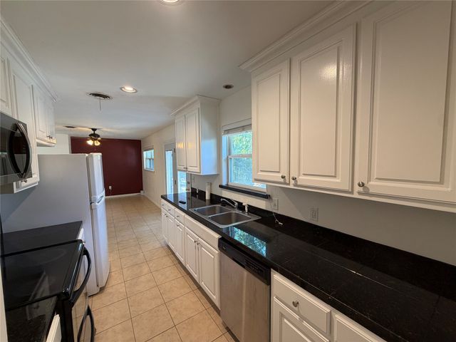 1437 W Ball Street, Weatherford, TX 76086