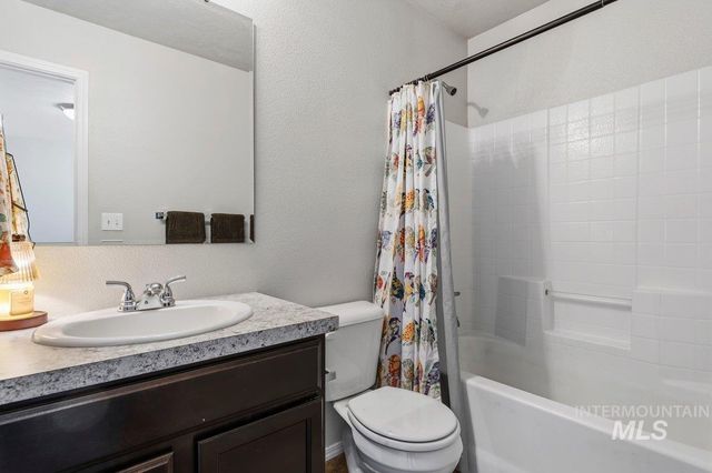 1046 S Red Sand Ave, Kuna, ID 83634