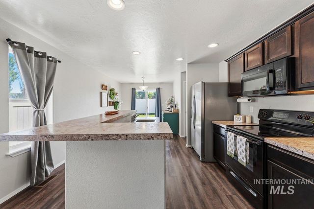1046 S Red Sand Ave, Kuna, ID 83634