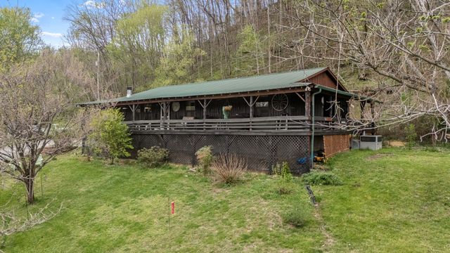 1 Julie Ln, Pleasant Shade, TN 37145