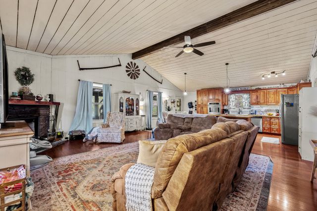 1 Julie Ln, Pleasant Shade, TN 37145