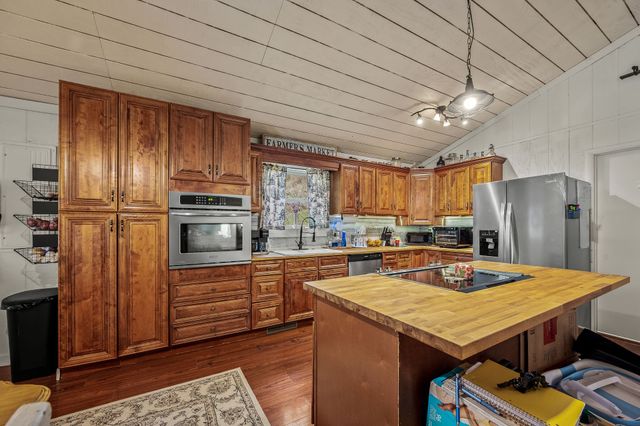 1 Julie Ln, Pleasant Shade, TN 37145