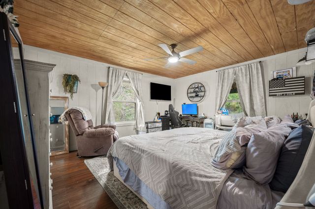 1 Julie Ln, Pleasant Shade, TN 37145