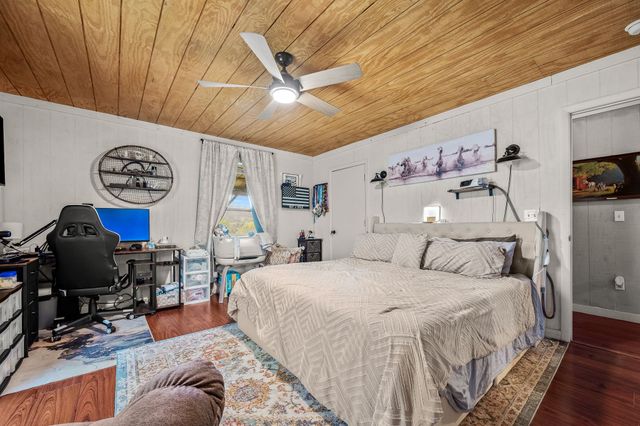 1 Julie Ln, Pleasant Shade, TN 37145