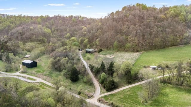 1 Julie Ln, Pleasant Shade, TN 37145