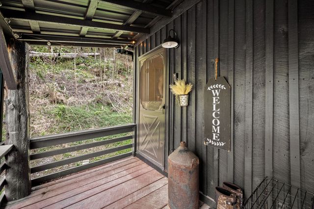 1 Julie Ln, Pleasant Shade, TN 37145