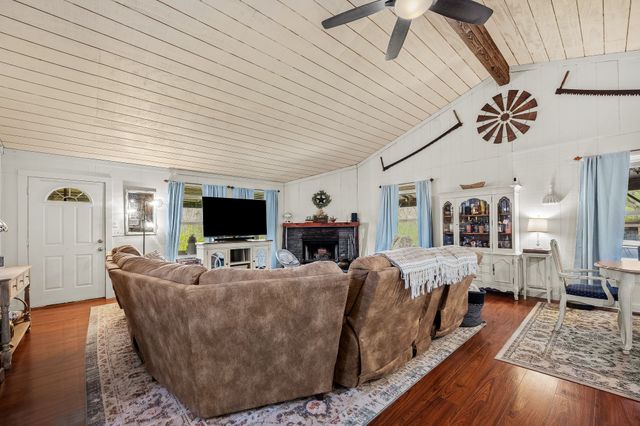 1 Julie Ln, Pleasant Shade, TN 37145