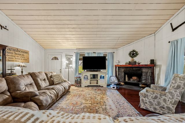 1 Julie Ln, Pleasant Shade, TN 37145