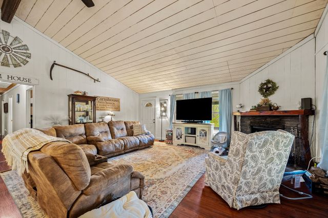 1 Julie Ln, Pleasant Shade, TN 37145