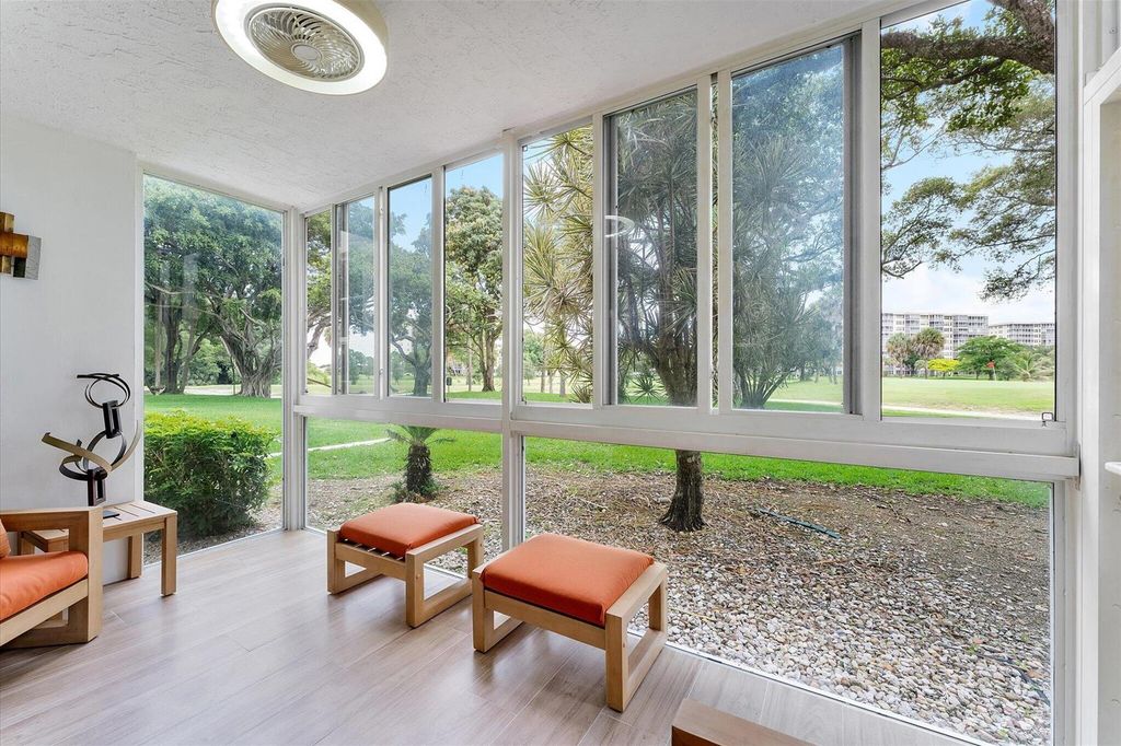 Image 10 of property listing at 3900 Oaks Clubhouse Drive 110, Pompano Beach, FL 33069