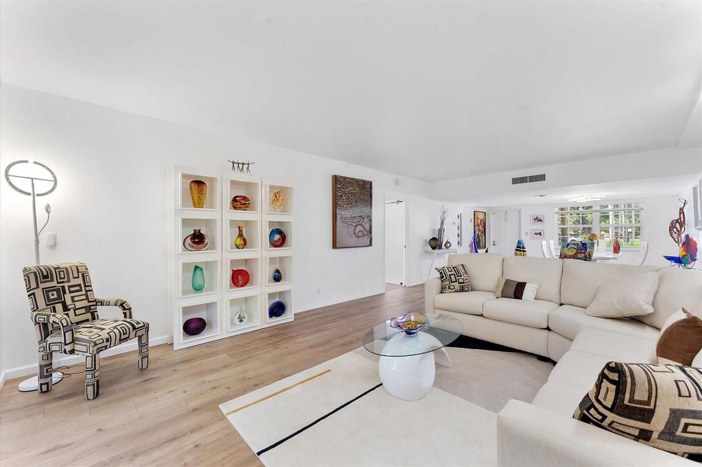 Image 11 of property listing at 3900 Oaks Clubhouse Drive 110, Pompano Beach, FL 33069