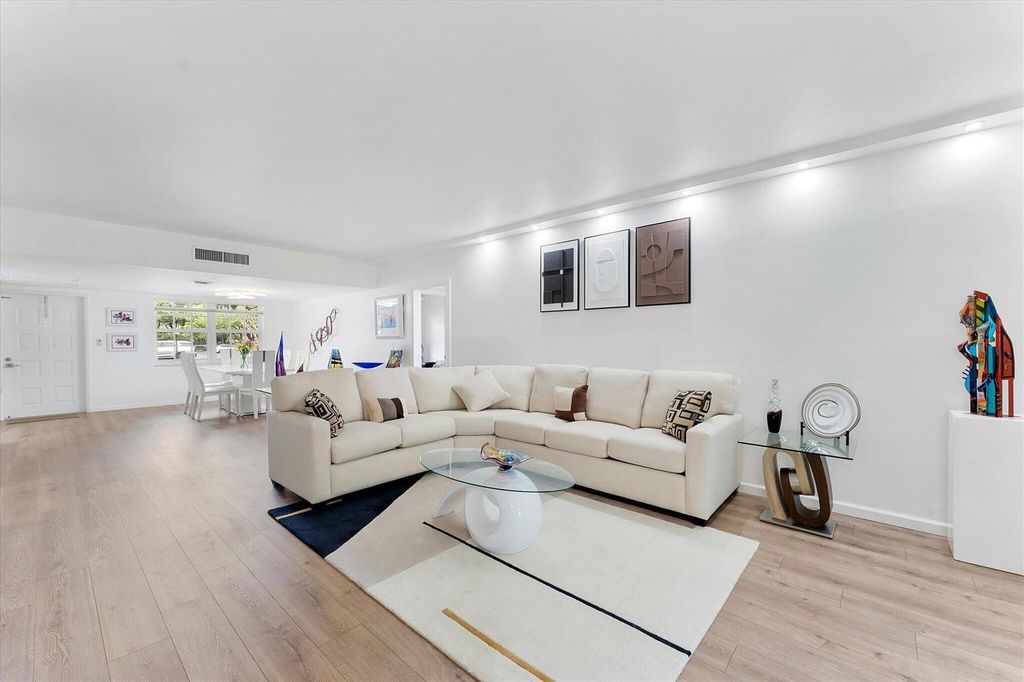 Image 12 of property listing at 3900 Oaks Clubhouse Drive 110, Pompano Beach, FL 33069