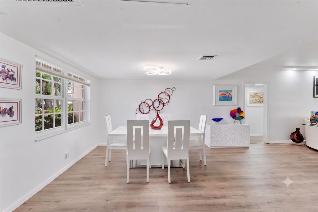 Image 13 of property listing at 3900 Oaks Clubhouse Drive 110, Pompano Beach, FL 33069