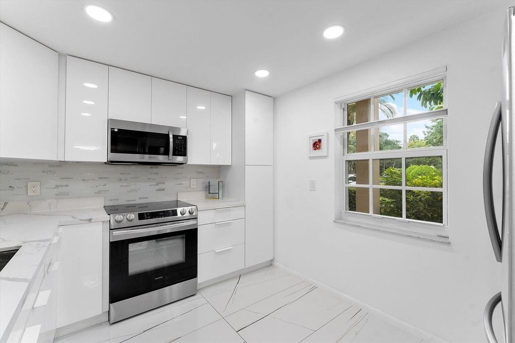 Image 15 of property listing at 3900 Oaks Clubhouse Drive 110, Pompano Beach, FL 33069