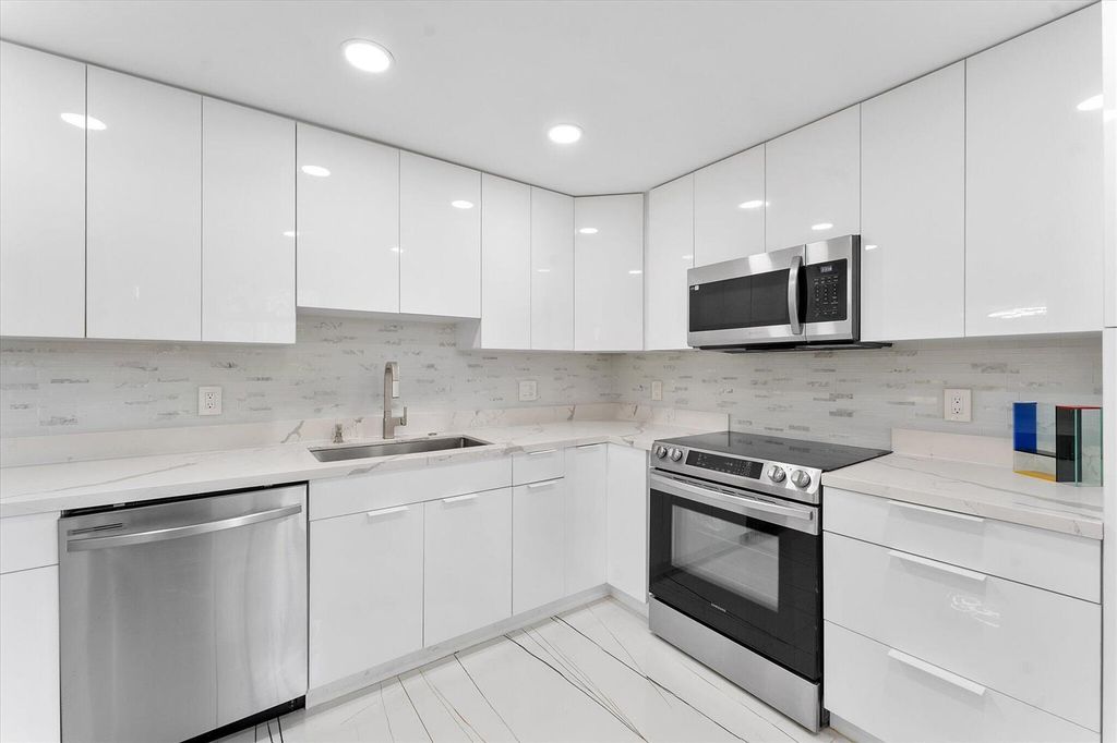 Image 16 of property listing at 3900 Oaks Clubhouse Drive 110, Pompano Beach, FL 33069