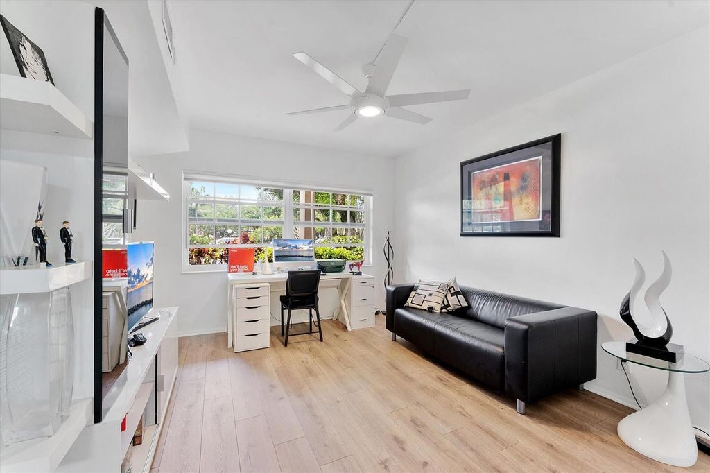 Image 17 of property listing at 3900 Oaks Clubhouse Drive 110, Pompano Beach, FL 33069
