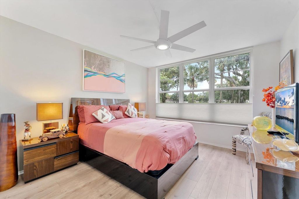 Image 19 of property listing at 3900 Oaks Clubhouse Drive 110, Pompano Beach, FL 33069