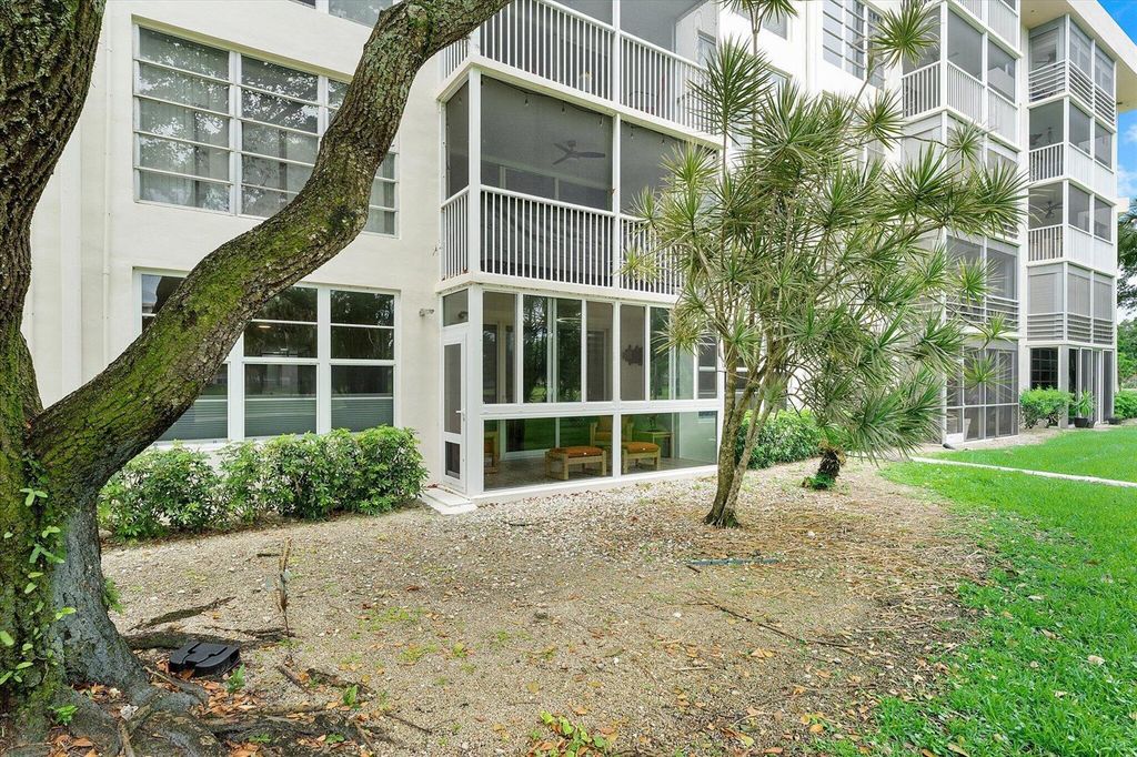 Image 2 of property listing at 3900 Oaks Clubhouse Drive 110, Pompano Beach, FL 33069