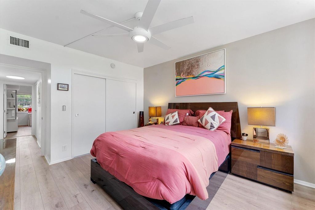 Image 20 of property listing at 3900 Oaks Clubhouse Drive 110, Pompano Beach, FL 33069