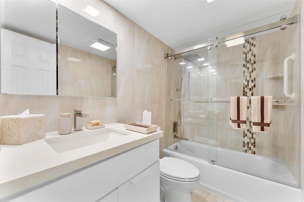 Image 21 of property listing at 3900 Oaks Clubhouse Drive 110, Pompano Beach, FL 33069