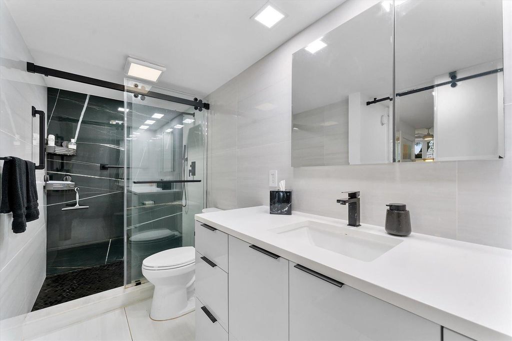 Image 24 of property listing at 3900 Oaks Clubhouse Drive 110, Pompano Beach, FL 33069