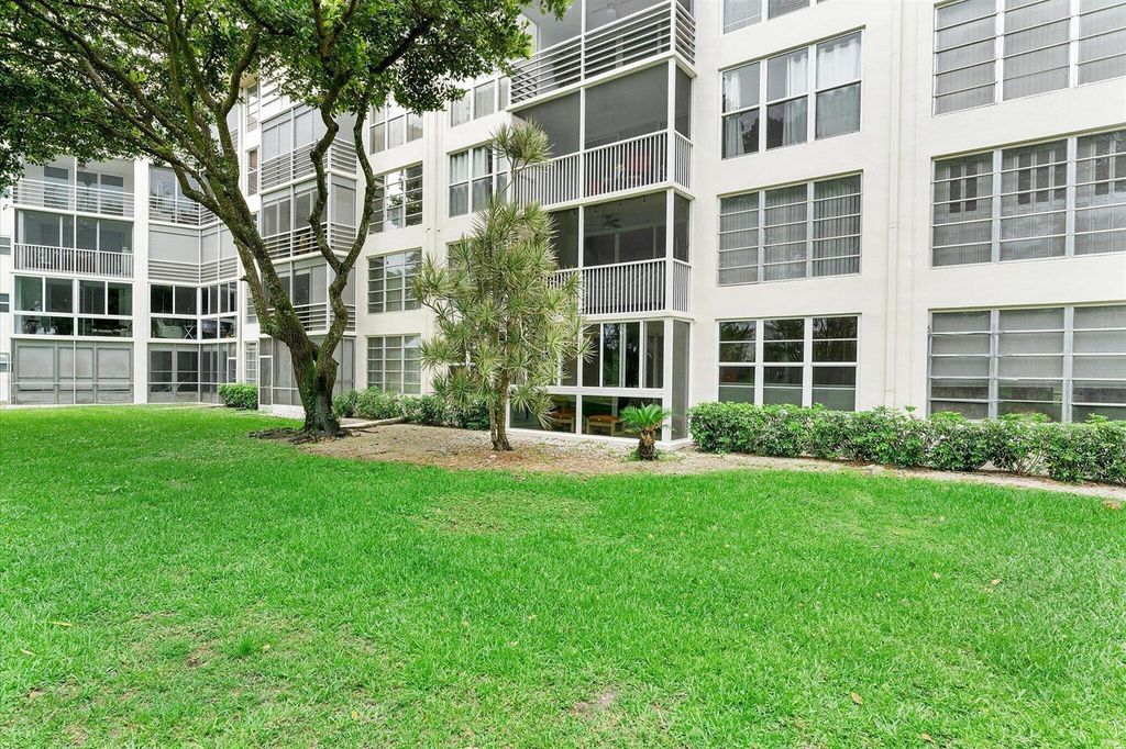 Image 28 of property listing at 3900 Oaks Clubhouse Drive 110, Pompano Beach, FL 33069