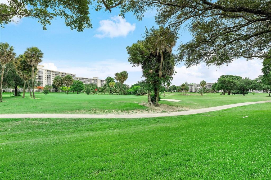 Image 29 of property listing at 3900 Oaks Clubhouse Drive 110, Pompano Beach, FL 33069