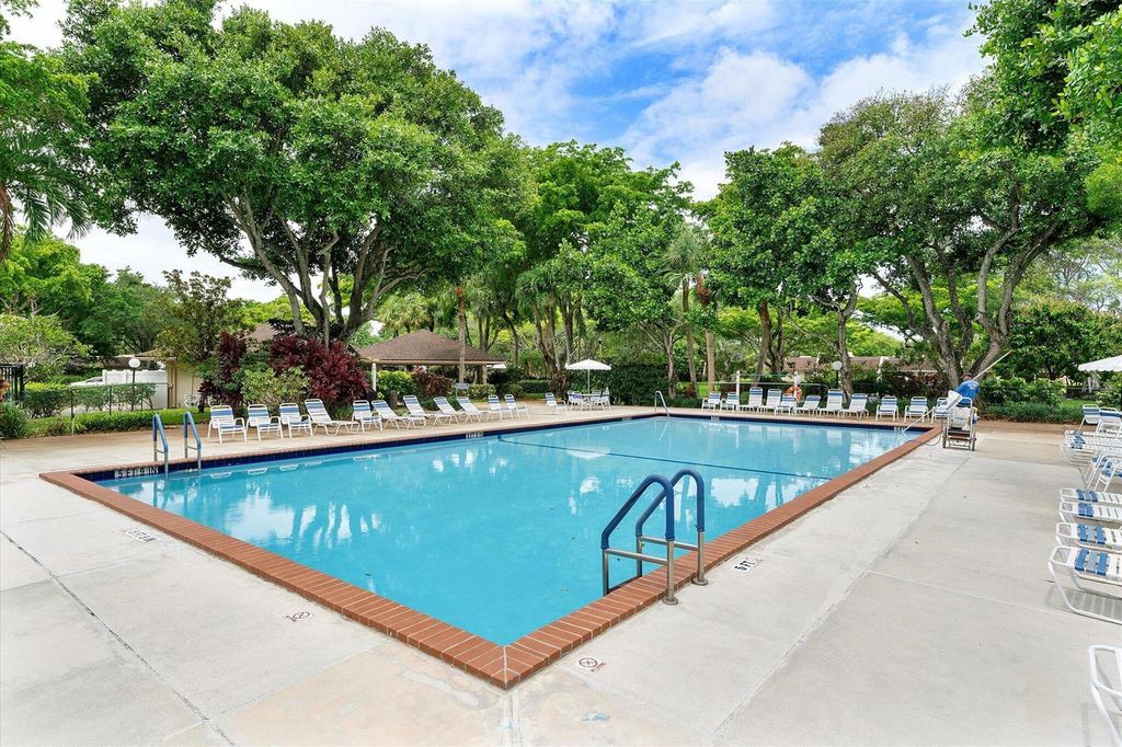 Image 30 of property listing at 3900 Oaks Clubhouse Drive 110, Pompano Beach, FL 33069
