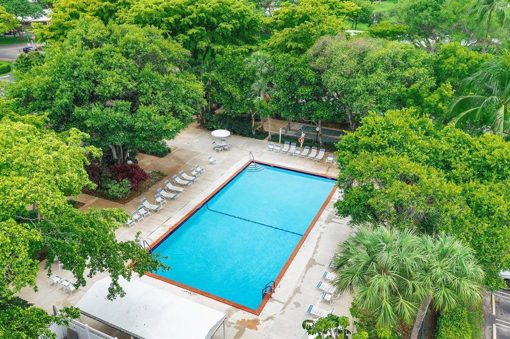 Image 31 of property listing at 3900 Oaks Clubhouse Drive 110, Pompano Beach, FL 33069