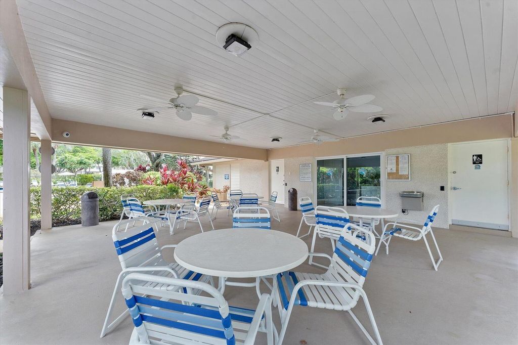 Image 33 of property listing at 3900 Oaks Clubhouse Drive 110, Pompano Beach, FL 33069