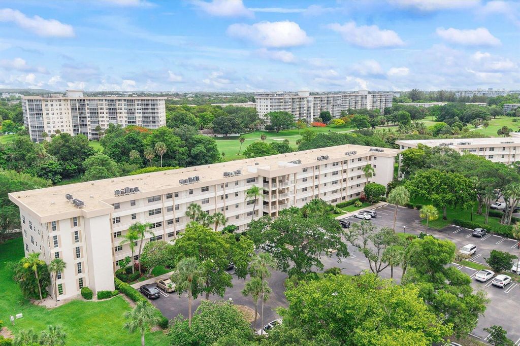 Image 37 of property listing at 3900 Oaks Clubhouse Drive 110, Pompano Beach, FL 33069