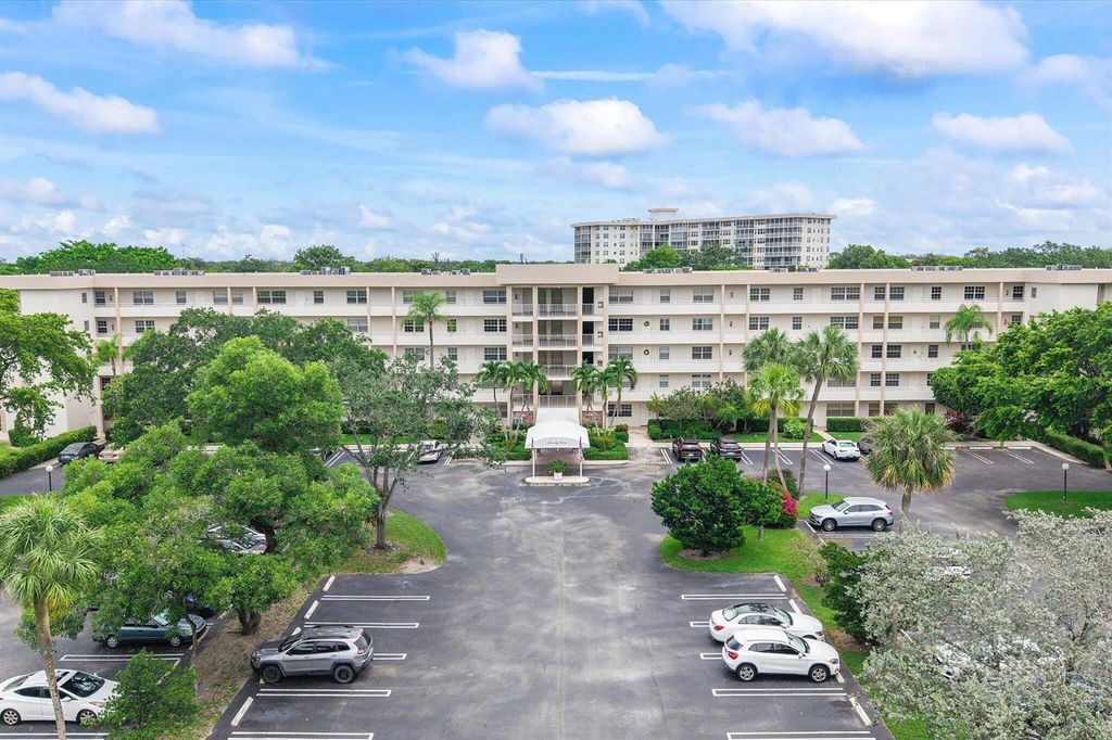 Image 38 of property listing at 3900 Oaks Clubhouse Drive 110, Pompano Beach, FL 33069