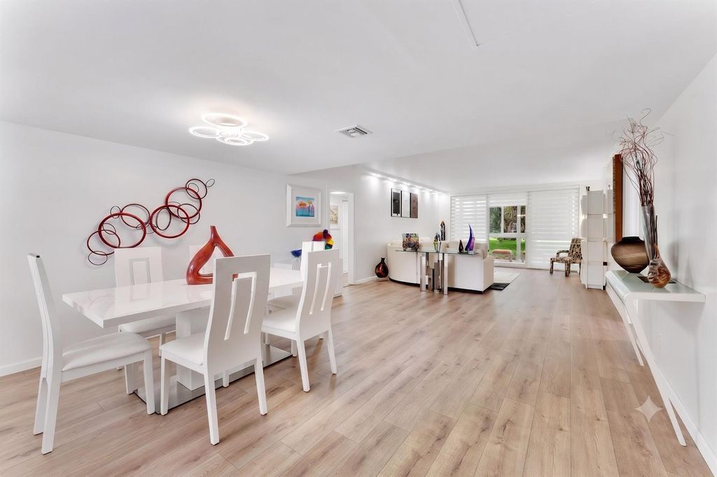 Image 5 of property listing at 3900 Oaks Clubhouse Drive 110, Pompano Beach, FL 33069