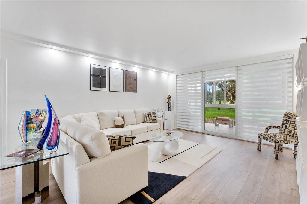 Image 7 of property listing at 3900 Oaks Clubhouse Drive 110, Pompano Beach, FL 33069