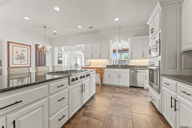 2125 Rue Bienvenue, Baton Rouge, LA 70809