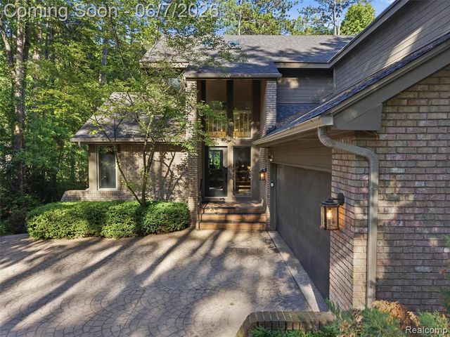 202 Nakomis Trail, Lake Orion, MI 48362