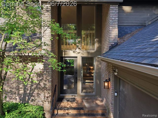 202 Nakomis Trail, Lake Orion, MI 48362
