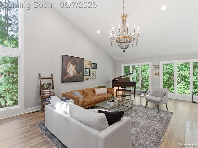 202 Nakomis Trail, Lake Orion, MI 48362