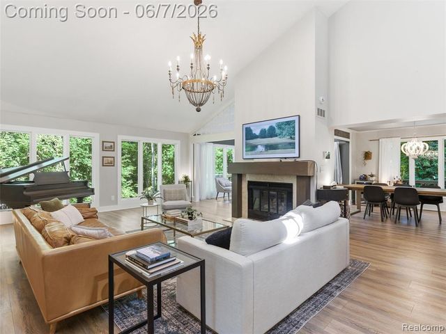 202 Nakomis Trail, Lake Orion, MI 48362