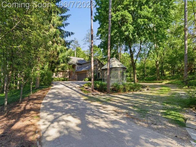 202 Nakomis Trail, Lake Orion, MI 48362