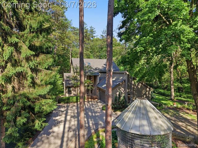 202 Nakomis Trail, Lake Orion, MI 48362