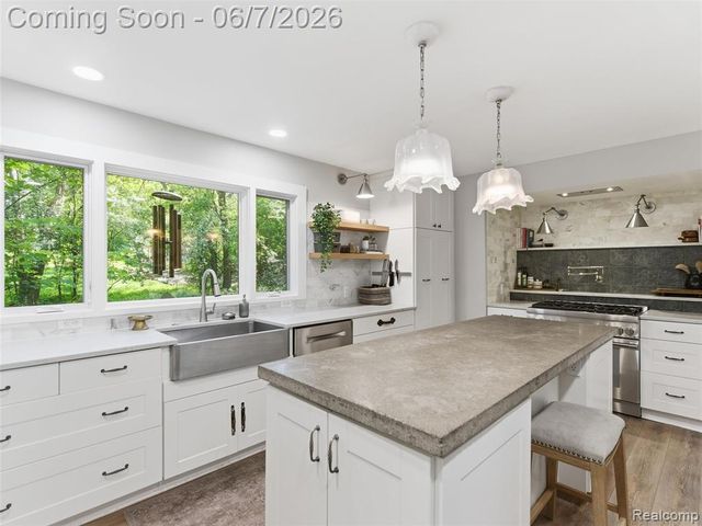 202 Nakomis Trail, Lake Orion, MI 48362