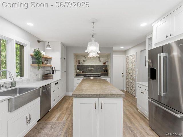 202 Nakomis Trail, Lake Orion, MI 48362
