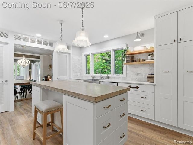 202 Nakomis Trail, Lake Orion, MI 48362