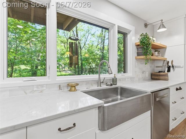 202 Nakomis Trail, Lake Orion, MI 48362